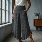 Pantaloni largi, cu talie înaltă, pentru femei – subțiază silueta, sunt comozi și eleganți