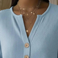Bluze cu guler în V și nasturi din tricot waffle pentru femei