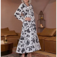 Rochie lungă cu decolteu în V, talie strânsă, imprimeu floral și mâneci lungi