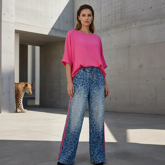 Set cu top roz vibrant și pantaloni cu imprimeu leopard îndrăzneț