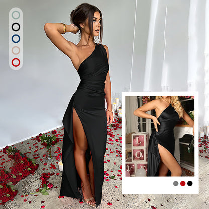 Rochie lungă din satin cu un umăr, drapaj și fante