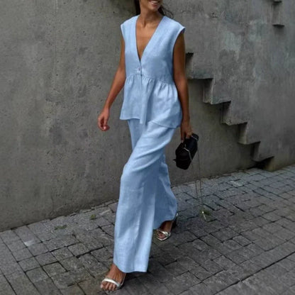 Set din două piese: top fără mâneci, cu guler în V, de culoare uni, și pantaloni cu croi larg