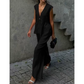 Set din două piese: top fără mâneci, cu guler în V, de culoare uni, și pantaloni cu croi larg