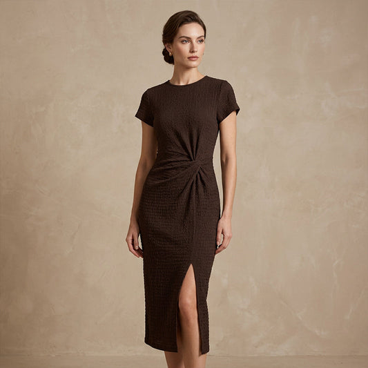 Rochie elegantă cu decupaj în față, cu talie strânsă
