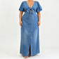 Rochie denim maxi cu decolteu V și legătură în față 🌸 Talie strânsă, lungime vaporoasă – Un vis denim pentru zile însorite ✨
