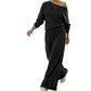 Costum de damă cu top tip off-shoulder și pantaloni evazați